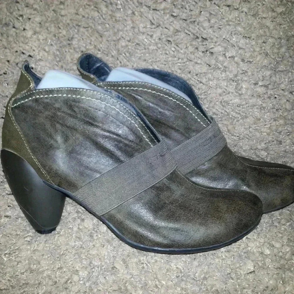 JUMP FOR THE PEOPLE-BRASH Bootie-Olive/Dark Brown - Picture 4 of 7
